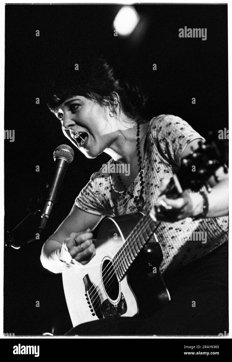 KRISTIN HERSH, BRISTOL, 1994: Kristin Hersh von Throw Muses spielt ein Live-Akustikkonzert in der Bristol St George’s Hall am 24. März 1994. Foto: Rob Watkins. INFO: Kristin Hersh, eine US-amerikanische Singer-Songwriterin, ist bekannt für ihre einflussreiche Rolle im alternativen Rock. Als Frontfrau von Throw Muses haben ihre unverwechselbare Stimme und ihr poetisches Songwriting, das in Solowerken wie „Hips and Makers“ gezeigt wird, einen dauerhaften Einfluss auf die alternative und Indie-Musik-Landschaft hinterlassen. Stockfoto