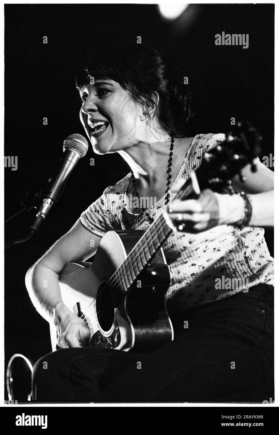 KRISTIN HERSH, BRISTOL, 1994: Kristin Hersh von Throw Muses spielt ein Live-Akustikkonzert in der Bristol St George’s Hall am 24. März 1994. Foto: Rob Watkins. INFO: Kristin Hersh, eine US-amerikanische Singer-Songwriterin, ist bekannt für ihre einflussreiche Rolle im alternativen Rock. Als Frontfrau von Throw Muses haben ihre unverwechselbare Stimme und ihr poetisches Songwriting, das in Solowerken wie „Hips and Makers“ gezeigt wird, einen dauerhaften Einfluss auf die alternative und Indie-Musik-Landschaft hinterlassen. Stockfoto