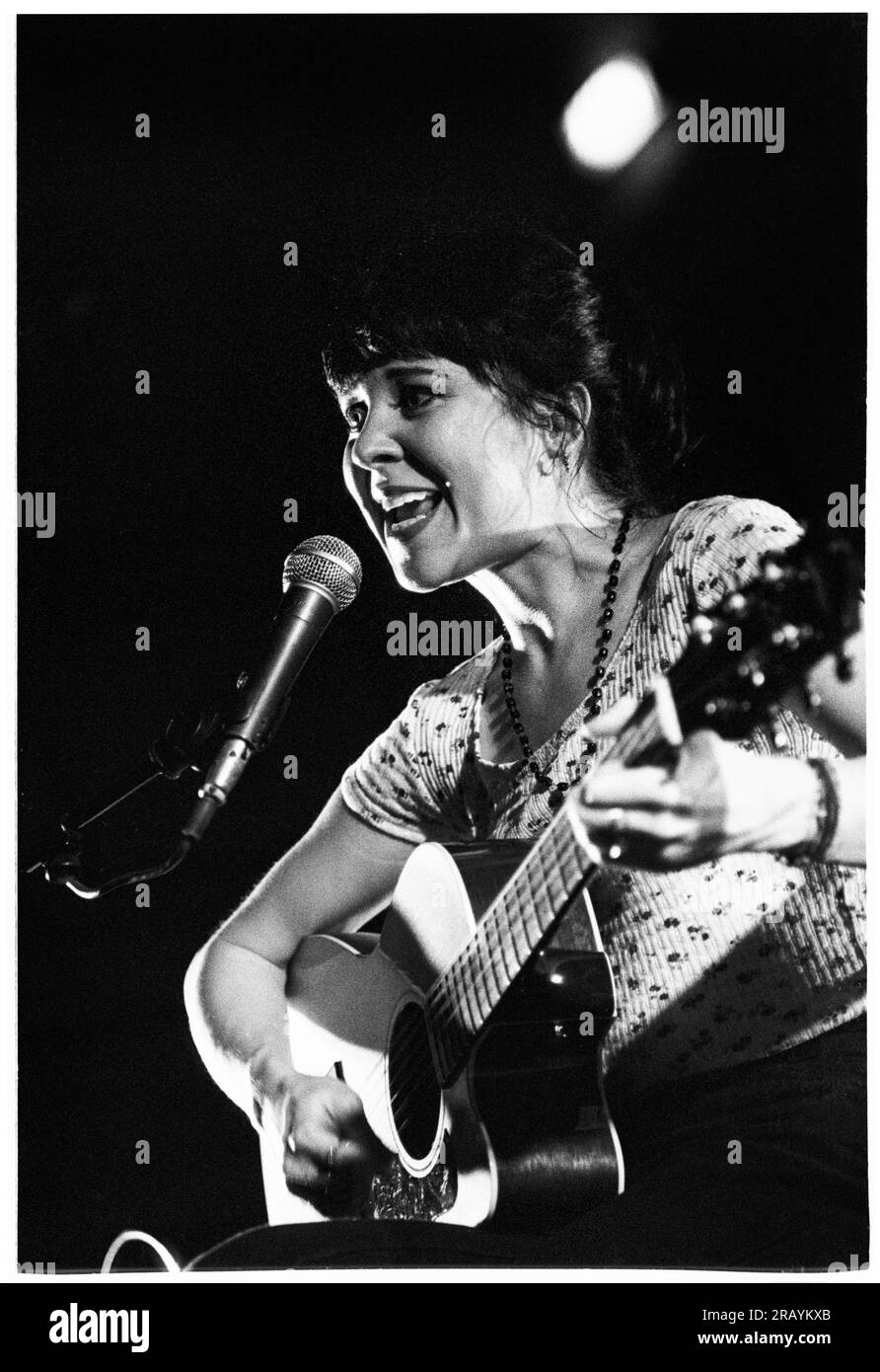 KRISTIN HERSH, BRISTOL, 1994: Kristin Hersh von Throw Muses spielt ein Live-Akustikkonzert in der Bristol St George’s Hall am 24. März 1994. Foto: Rob Watkins. INFO: Kristin Hersh, eine US-amerikanische Singer-Songwriterin, ist bekannt für ihre einflussreiche Rolle im alternativen Rock. Als Frontfrau von Throw Muses haben ihre unverwechselbare Stimme und ihr poetisches Songwriting, das in Solowerken wie „Hips and Makers“ gezeigt wird, einen dauerhaften Einfluss auf die alternative und Indie-Musik-Landschaft hinterlassen. Stockfoto