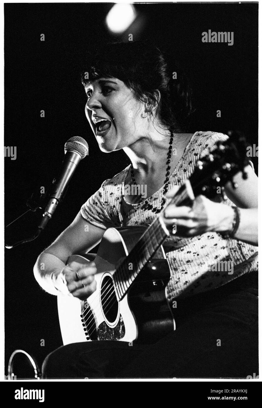 KRISTIN HERSH, BRISTOL, 1994: Kristin Hersh von Throw Muses spielt ein Live-Akustikkonzert in der Bristol St George’s Hall am 24. März 1994. Foto: Rob Watkins. INFO: Kristin Hersh, eine US-amerikanische Singer-Songwriterin, ist bekannt für ihre einflussreiche Rolle im alternativen Rock. Als Frontfrau von Throw Muses haben ihre unverwechselbare Stimme und ihr poetisches Songwriting, das in Solowerken wie „Hips and Makers“ gezeigt wird, einen dauerhaften Einfluss auf die alternative und Indie-Musik-Landschaft hinterlassen. Stockfoto