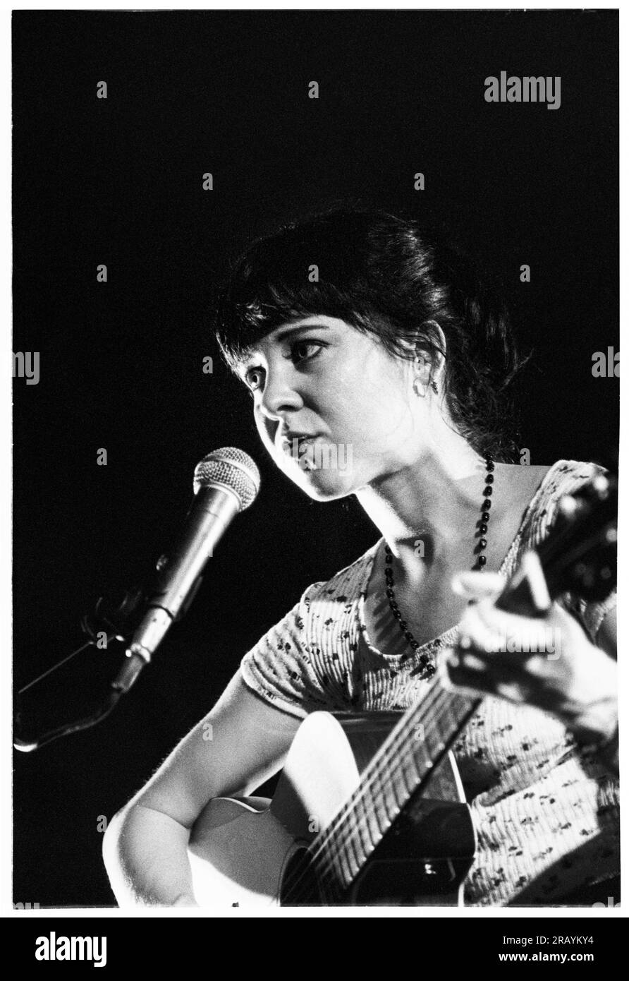 KRISTIN HERSH, BRISTOL, 1994: Kristin Hersh von Throw Muses spielt ein Live-Akustikkonzert in der Bristol St George’s Hall am 24. März 1994. Foto: Rob Watkins. INFO: Kristin Hersh, eine US-amerikanische Singer-Songwriterin, ist bekannt für ihre einflussreiche Rolle im alternativen Rock. Als Frontfrau von Throw Muses haben ihre unverwechselbare Stimme und ihr poetisches Songwriting, das in Solowerken wie „Hips and Makers“ gezeigt wird, einen dauerhaften Einfluss auf die alternative und Indie-Musik-Landschaft hinterlassen. Stockfoto