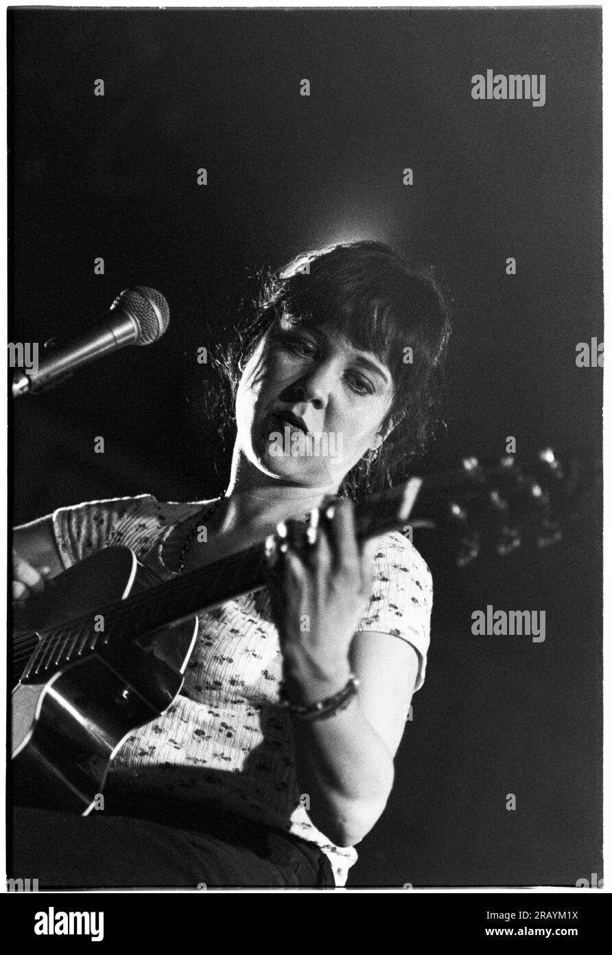 KRISTIN HERSH, BRISTOL, 1994: Kristin Hersh von Throw Muses spielt ein Live-Akustikkonzert in der Bristol St George’s Hall am 24. März 1994. Foto: Rob Watkins. INFO: Kristin Hersh, eine US-amerikanische Singer-Songwriterin, ist bekannt für ihre einflussreiche Rolle im alternativen Rock. Als Frontfrau von Throw Muses haben ihre unverwechselbare Stimme und ihr poetisches Songwriting, das in Solowerken wie „Hips and Makers“ gezeigt wird, einen dauerhaften Einfluss auf die alternative und Indie-Musik-Landschaft hinterlassen. Stockfoto