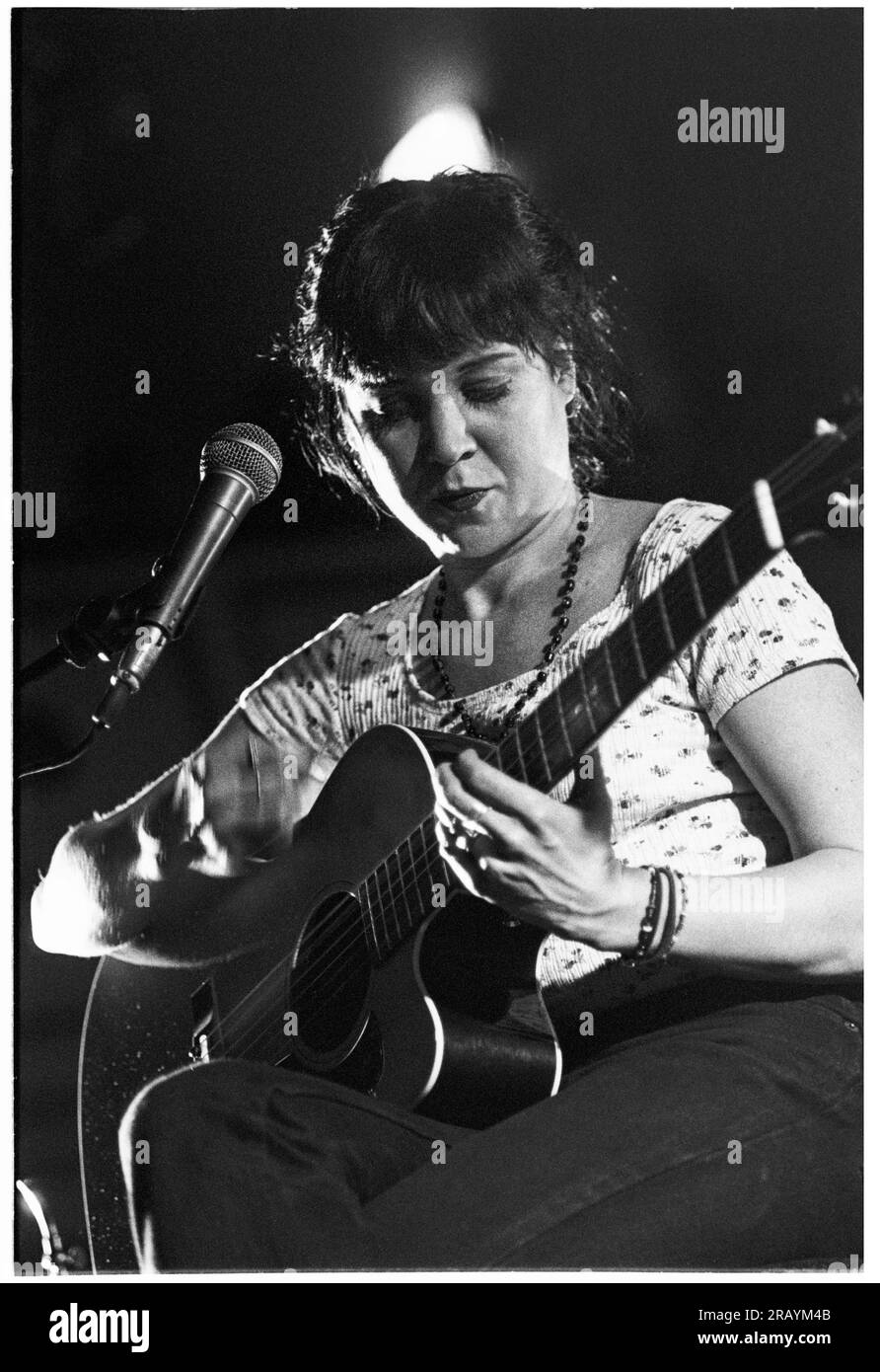 KRISTIN HERSH, BRISTOL, 1994: Kristin Hersh von Throw Muses spielt ein Live-Akustikkonzert in der Bristol St George’s Hall am 24. März 1994. Foto: Rob Watkins. INFO: Kristin Hersh, eine US-amerikanische Singer-Songwriterin, ist bekannt für ihre einflussreiche Rolle im alternativen Rock. Als Frontfrau von Throw Muses haben ihre unverwechselbare Stimme und ihr poetisches Songwriting, das in Solowerken wie „Hips and Makers“ gezeigt wird, einen dauerhaften Einfluss auf die alternative und Indie-Musik-Landschaft hinterlassen. Stockfoto