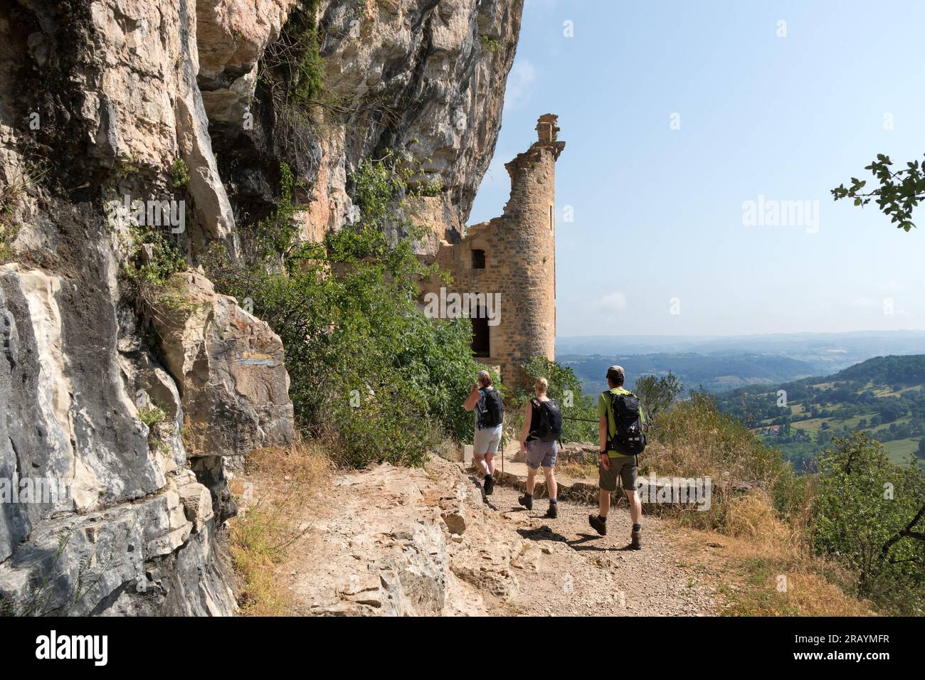 Drei Wanderer nähern sich dem Chateau des Anglais nahe Autoire, Lot Department von Südwest-Frankreich Stockfoto