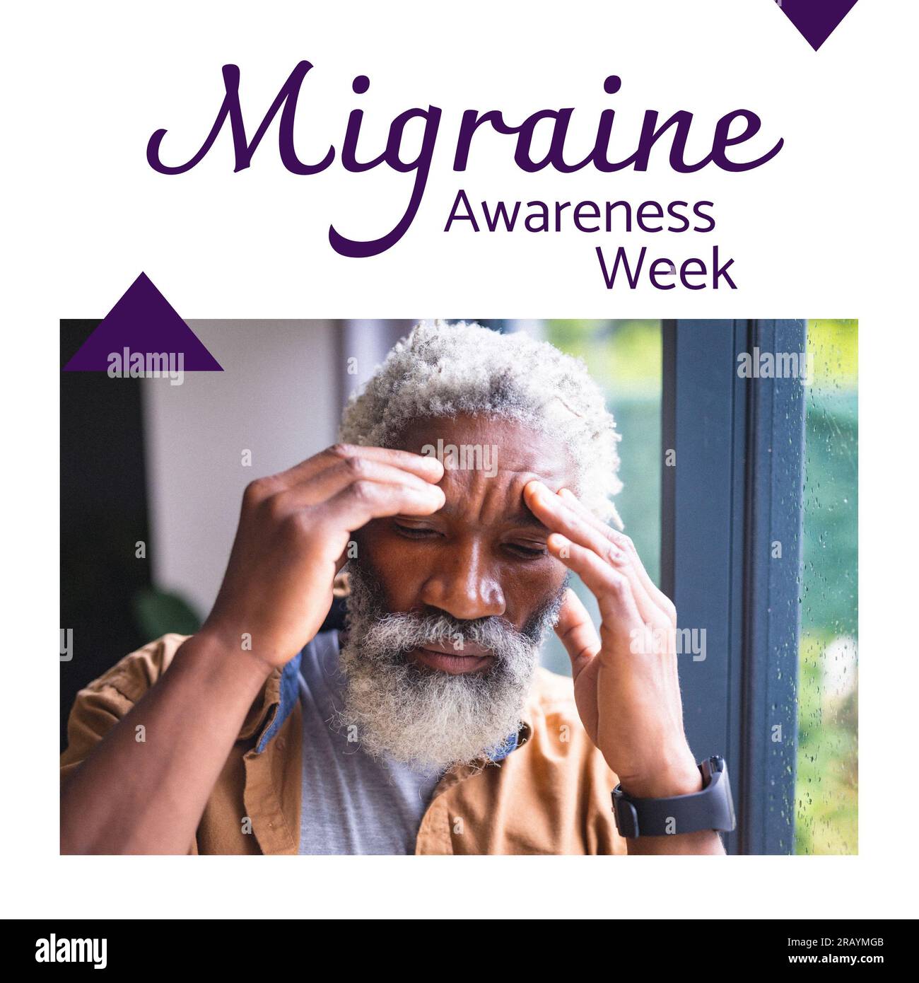 Migränewoche-Text und hochrangiger afroamerikanischer Mann, der Kopf in Schmerzen hält Stockfoto