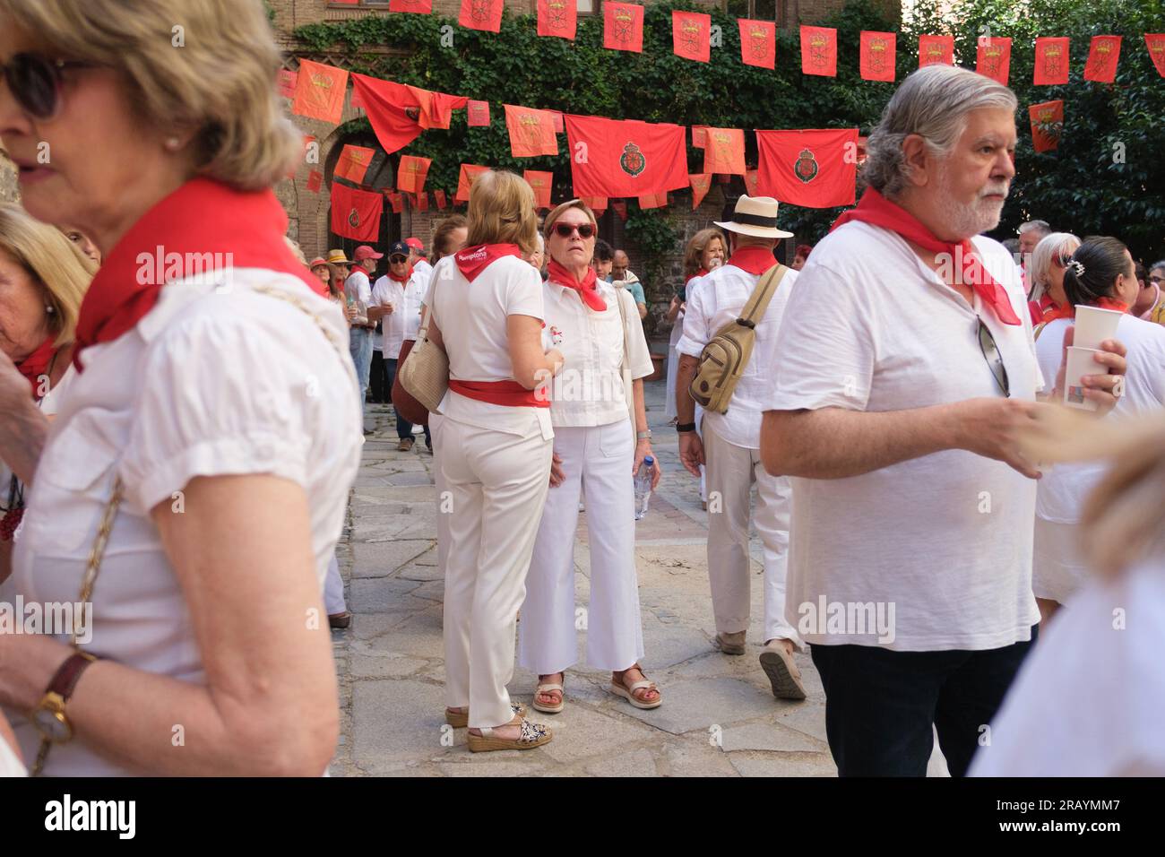 Mehrere Besucher feiern den Beginn des San Fermin Festivals im Parroquia de San Fermín de los Navarros in Madrid, 6. Juli 2023. Spanien Stockfoto