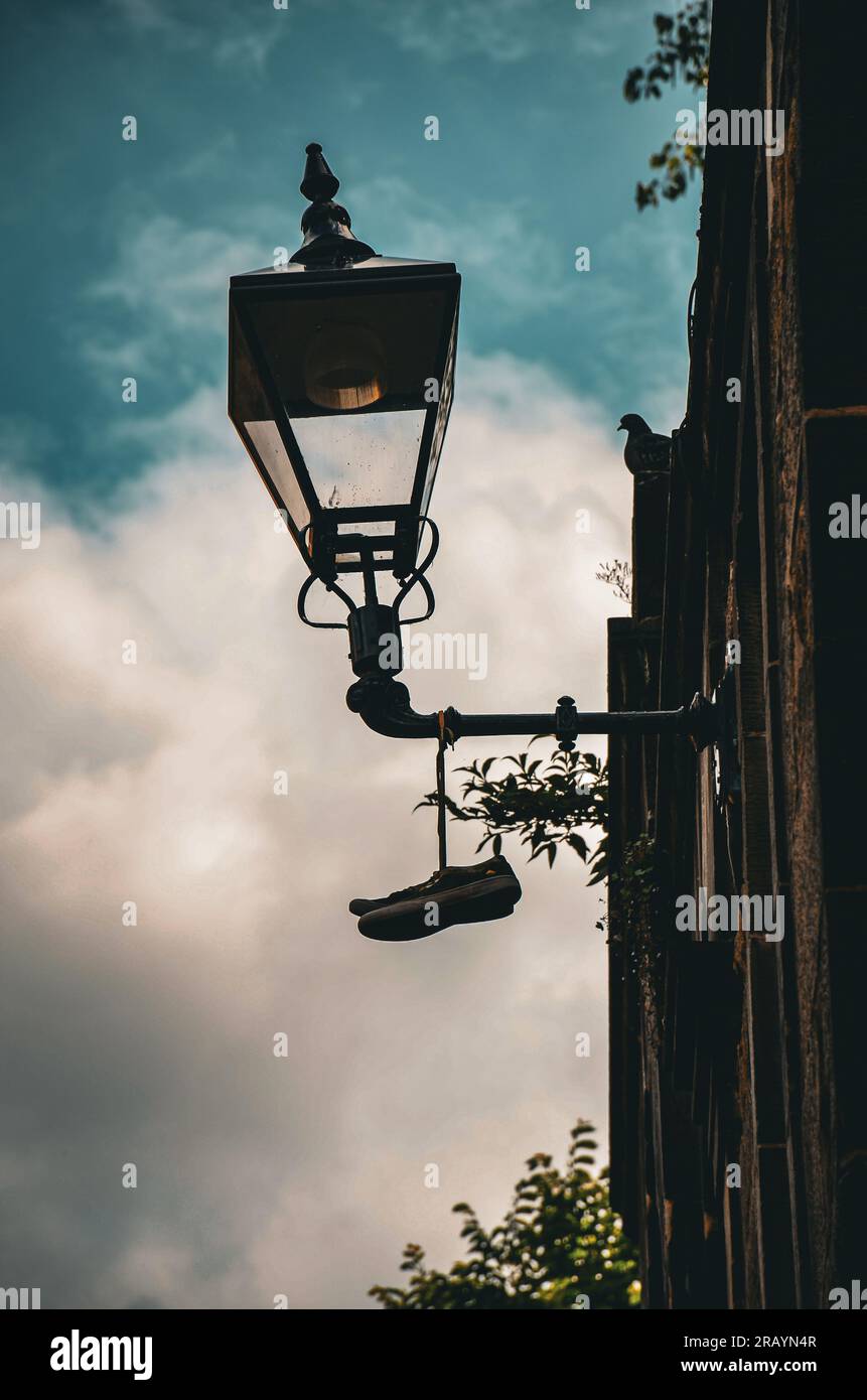Schuhe, die von einem Licht hängen Stockfoto