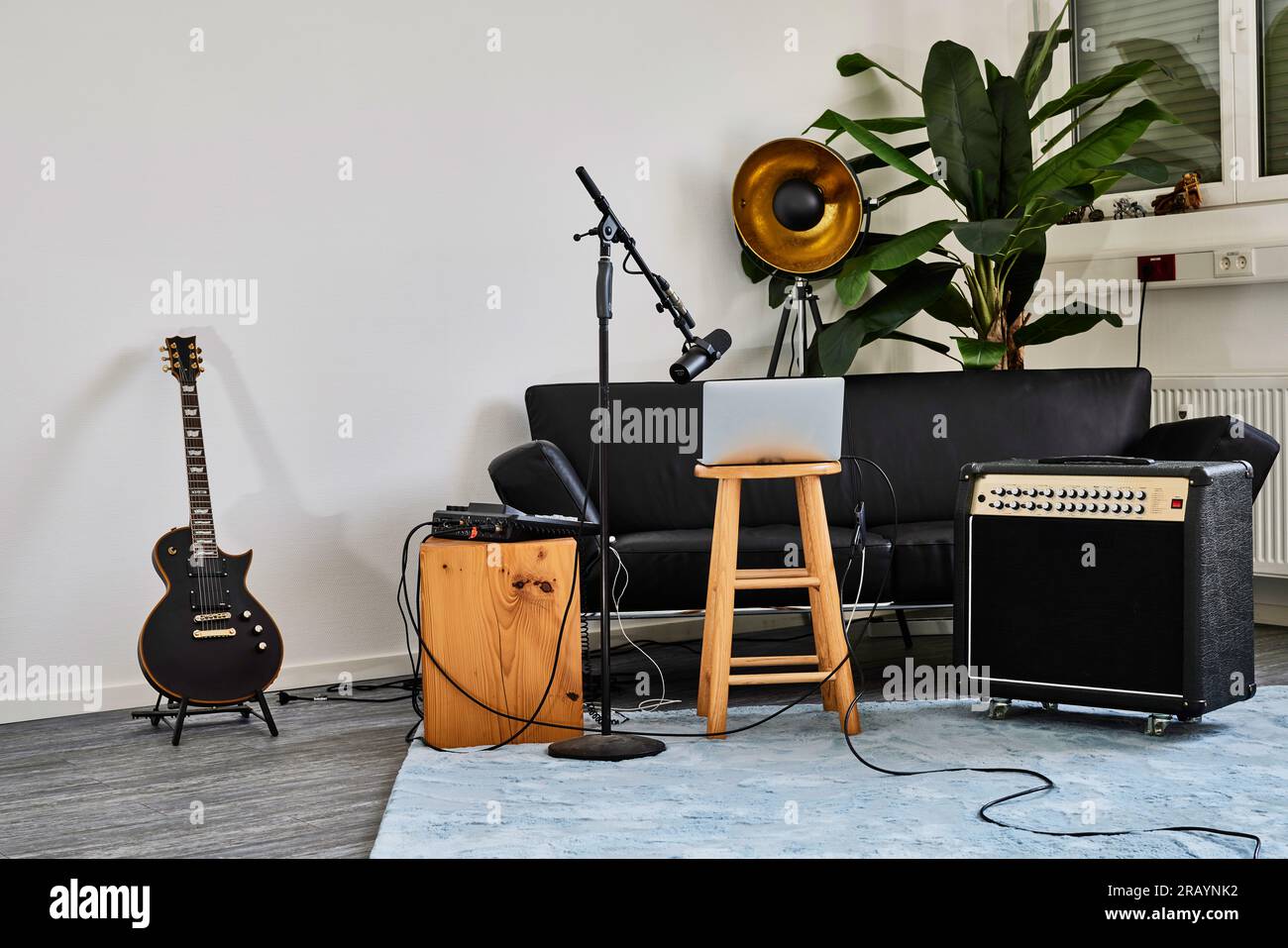 Heimmusikstudio mit Gitarre Stockfoto
