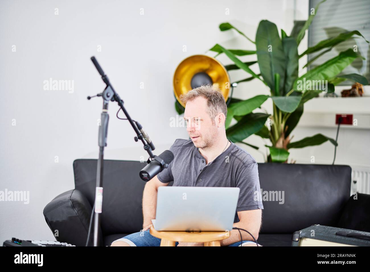 Mann-Podcasting im Heimstudio Stockfoto
