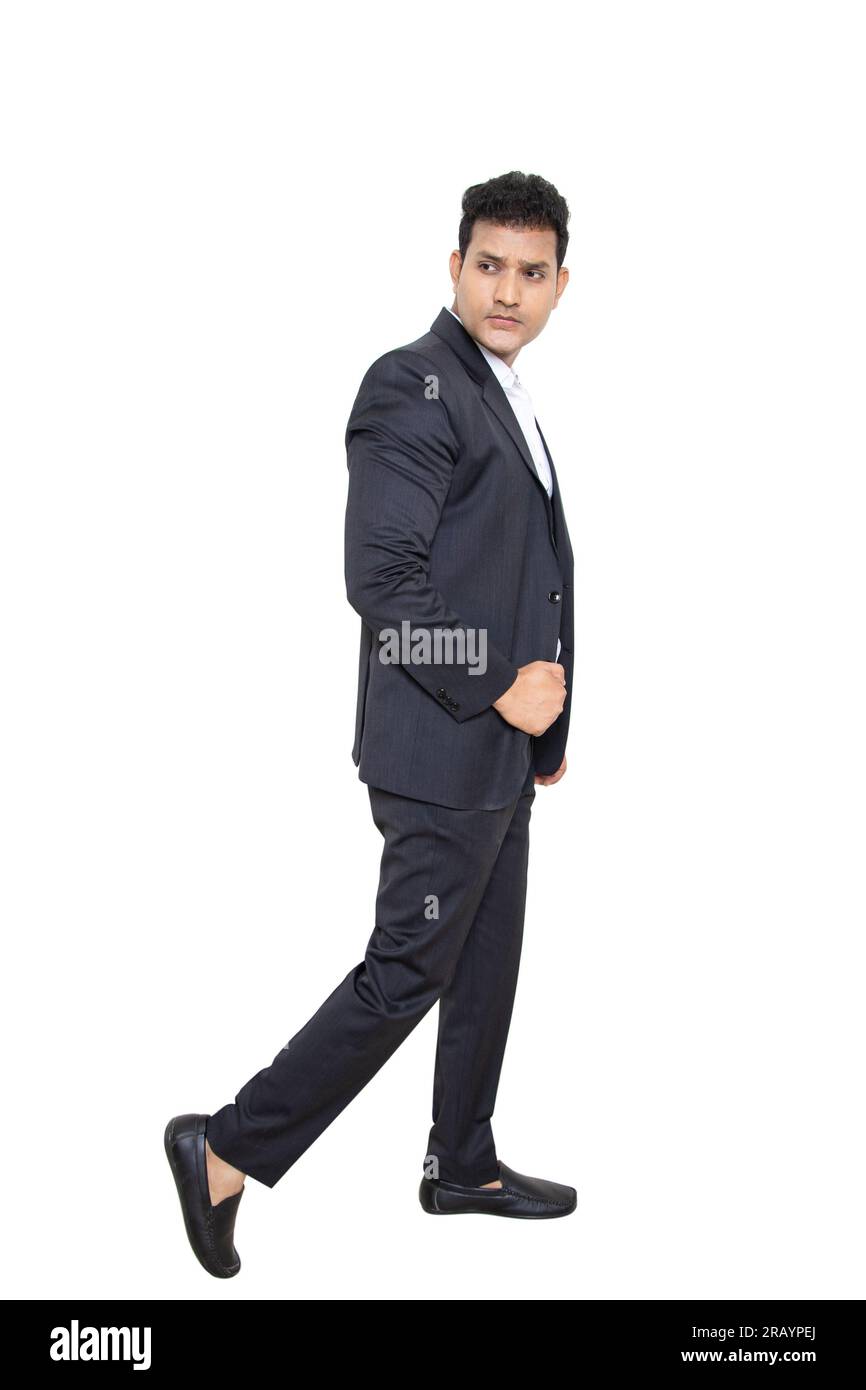 Ein hübscher junger indischer Geschäftsmann im Anzug, der isoliert auf weißem Hintergrund posiert. Unternehmenskonzept. Stockfoto