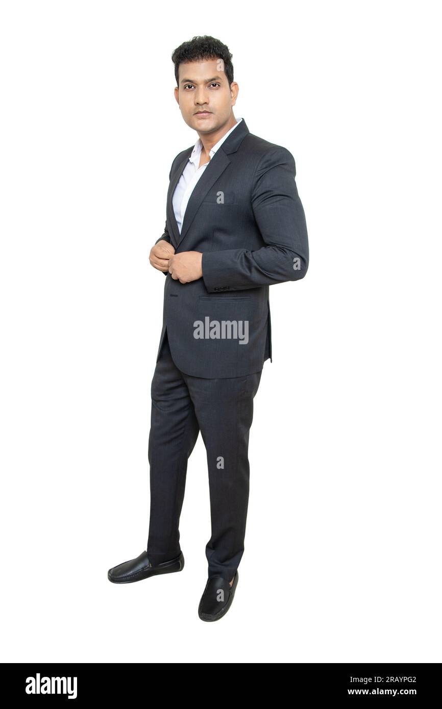Ein hübscher junger indischer Geschäftsmann im Anzug, der isoliert auf weißem Hintergrund posiert. Unternehmenskonzept. Stockfoto