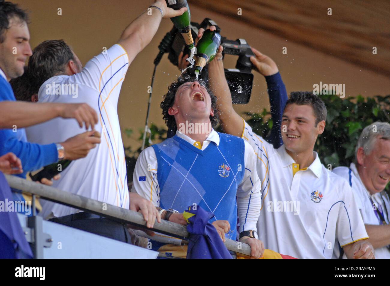 Rory McIlroy von Team Europe feiert mit Champagner auf dem Balkon des Clubhauses nach dem Sieg Europas beim Ryder Cup 2010 im Celtic Manor Resort am 4. Oktober 2010 in Newport, Großbritannien. Stockfoto