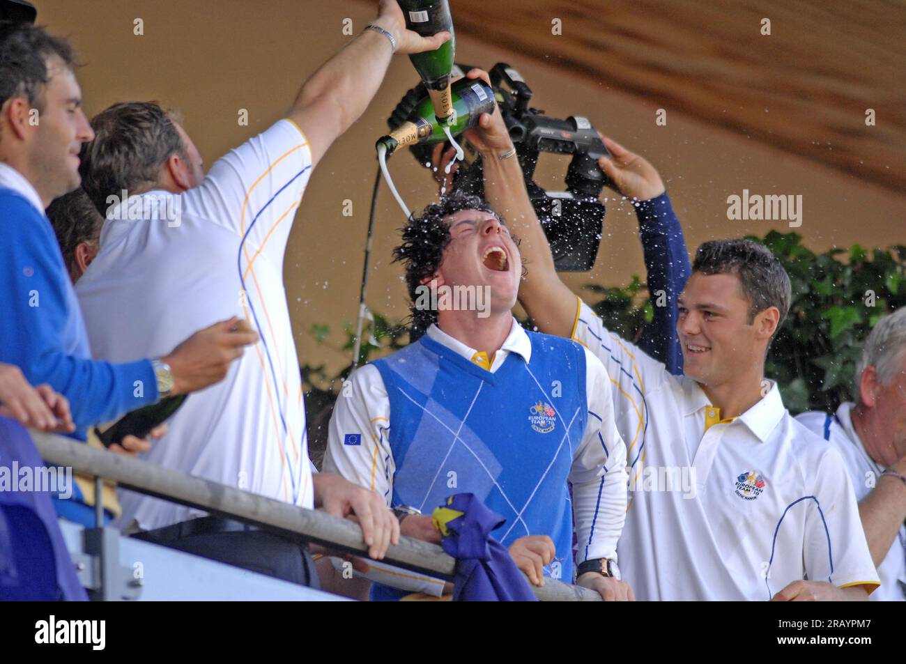 Rory McIlroy von Team Europe feiert mit Champagner auf dem Balkon des Clubhauses nach dem Sieg Europas beim Ryder Cup 2010 im Celtic Manor Resort am 4. Oktober 2010 in Newport, Großbritannien. Stockfoto