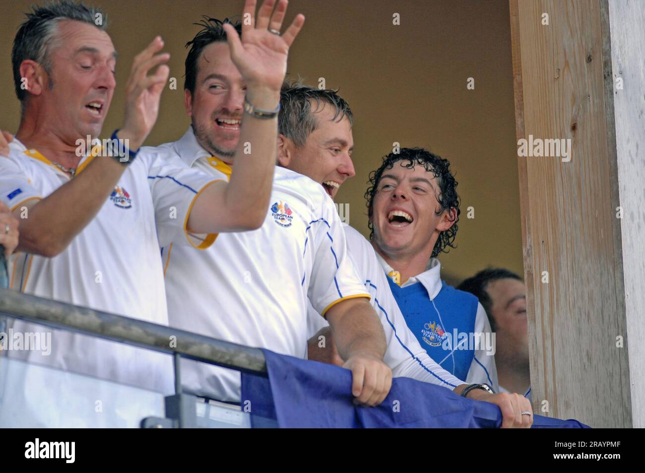 Rory McIlroy von Team Europe feiert mit Champagner auf dem Balkon des Clubhauses nach dem Sieg Europas beim Ryder Cup 2010 im Celtic Manor Resort am 4. Oktober 2010 in Newport, Großbritannien. Stockfoto