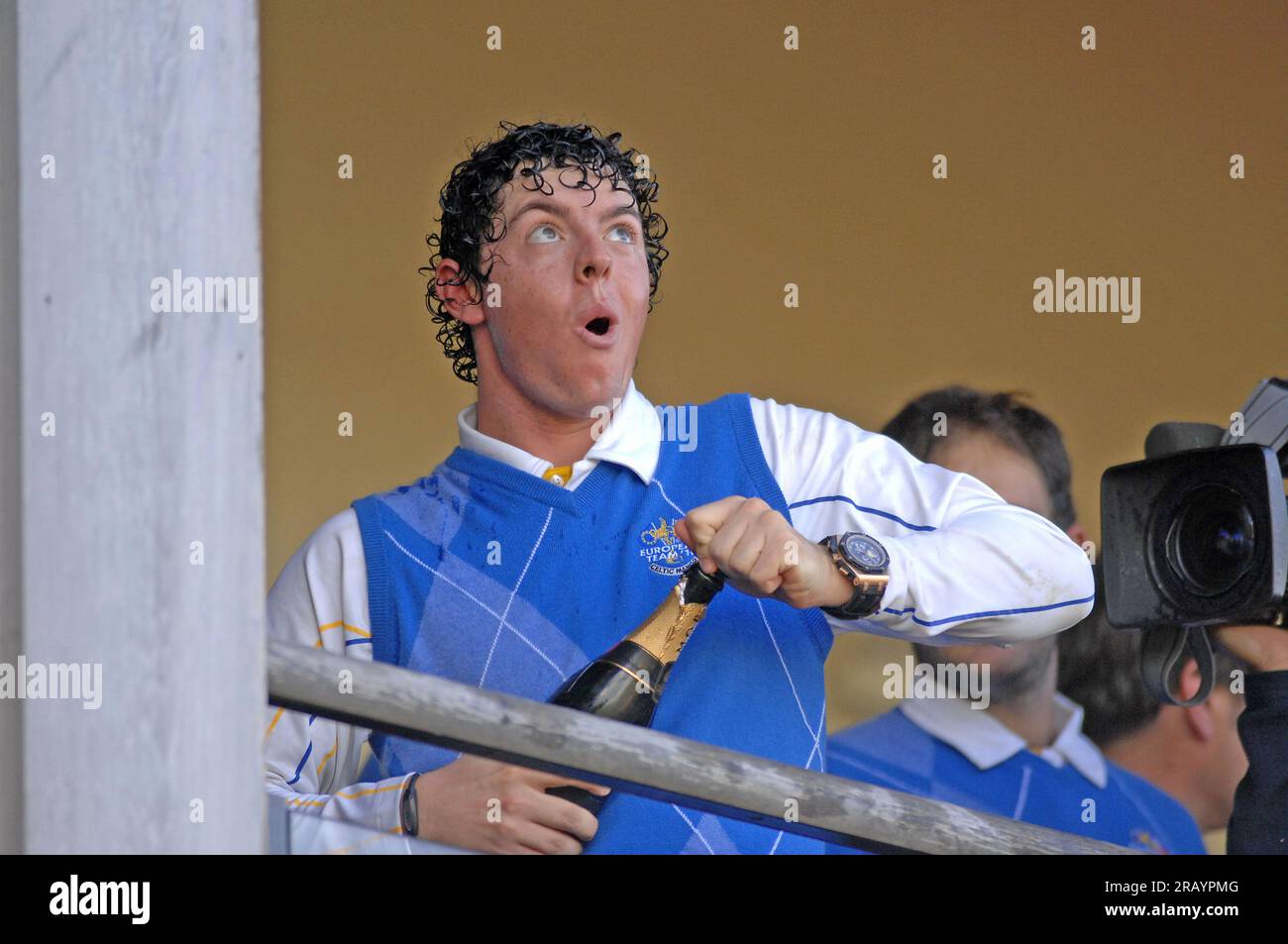 Rory McIlroy von Team Europe feiert mit Champagner auf dem Balkon des Clubhauses nach dem Sieg Europas beim Ryder Cup 2010 im Celtic Manor Resort am 4. Oktober 2010 in Newport, Großbritannien. Stockfoto