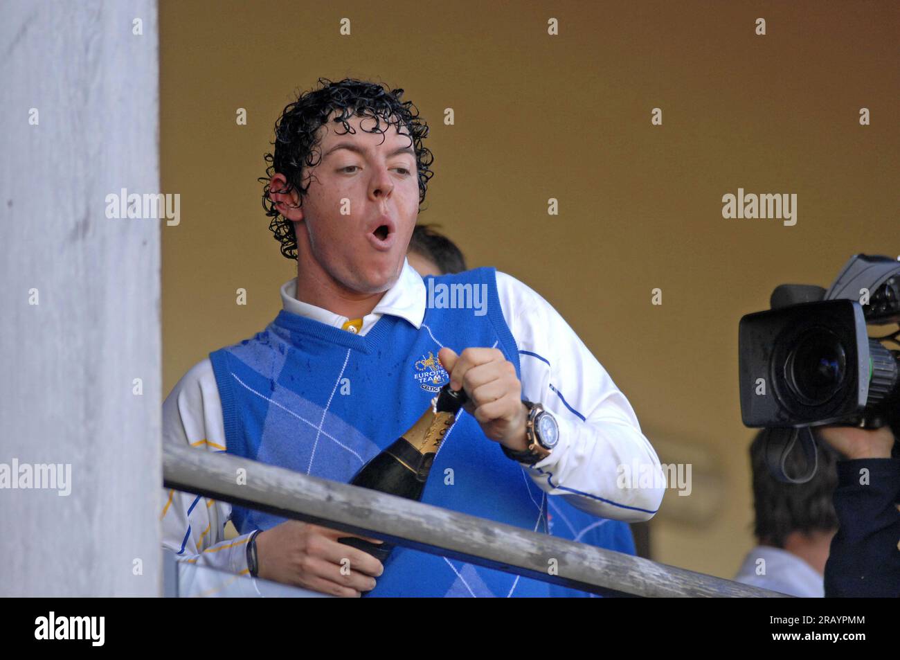 Rory McIlroy von Team Europe feiert mit Champagner auf dem Balkon des Clubhauses nach dem Sieg Europas beim Ryder Cup 2010 im Celtic Manor Resort am 4. Oktober 2010 in Newport, Großbritannien. Stockfoto