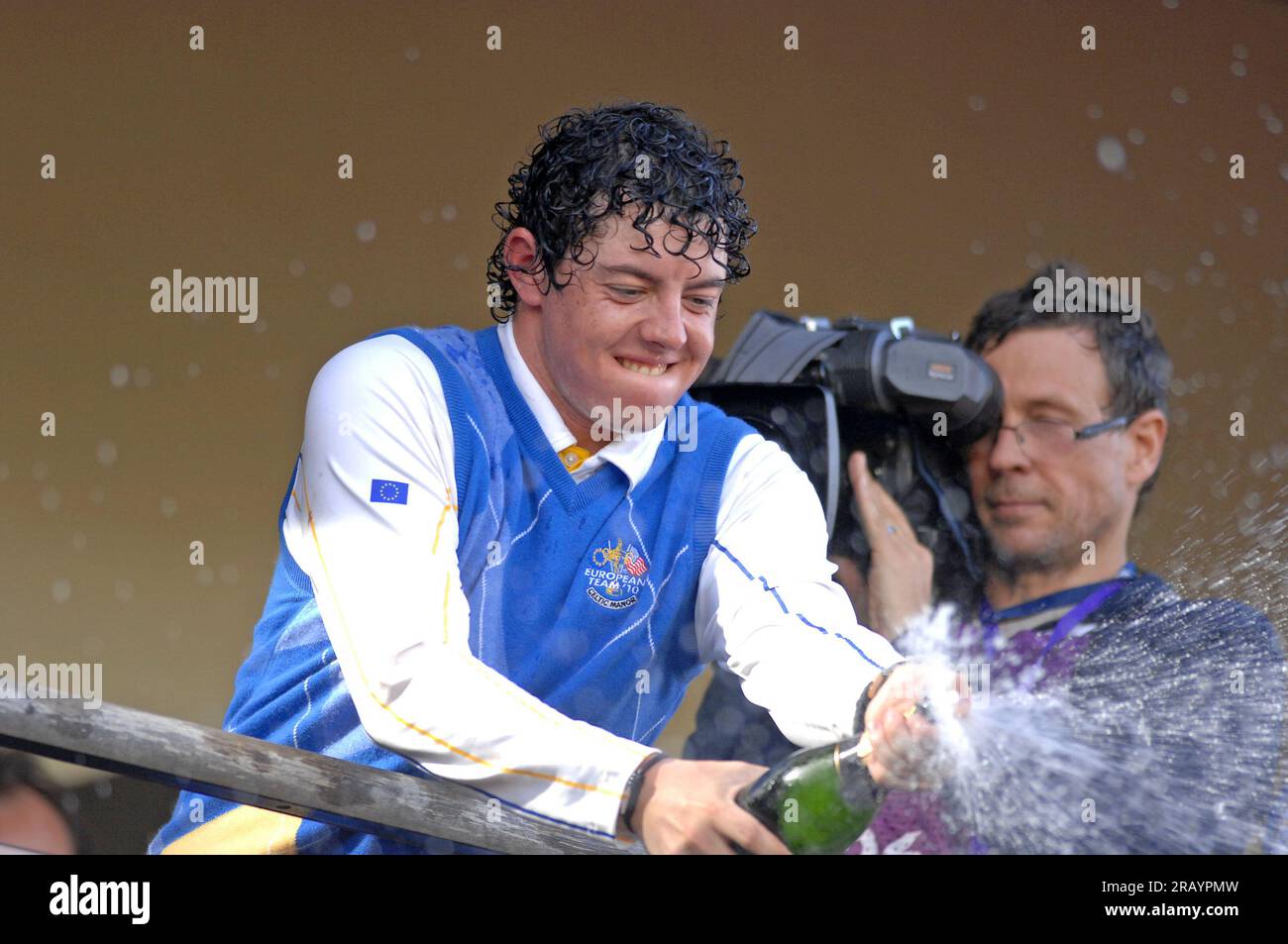 Rory McIlroy von Team Europe feiert mit Champagner auf dem Balkon des Clubhauses nach dem Sieg Europas beim Ryder Cup 2010 im Celtic Manor Resort am 4. Oktober 2010 in Newport, Großbritannien. Stockfoto