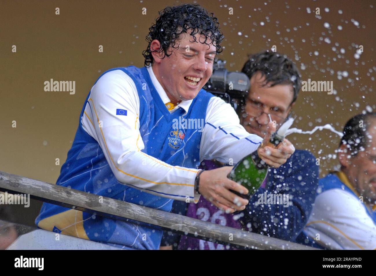 Rory McIlroy von Team Europe feiert mit Champagner auf dem Balkon des Clubhauses nach dem Sieg Europas beim Ryder Cup 2010 im Celtic Manor Resort am 4. Oktober 2010 in Newport, Großbritannien. Stockfoto