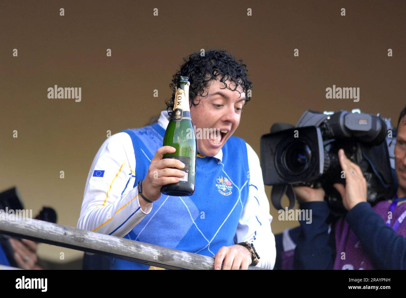 Rory McIlroy von Team Europe feiert mit Champagner auf dem Balkon des Clubhauses nach dem Sieg Europas beim Ryder Cup 2010 im Celtic Manor Resort am 4. Oktober 2010 in Newport, Großbritannien. Stockfoto