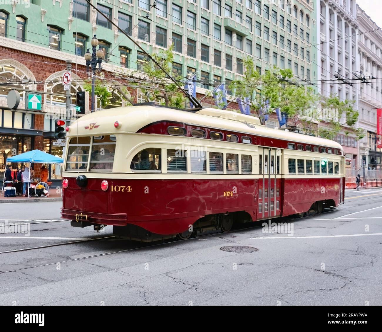 Straßenbahn 1074 zu Ehren der Toronto Market Street San Francisco California USA Stockfoto