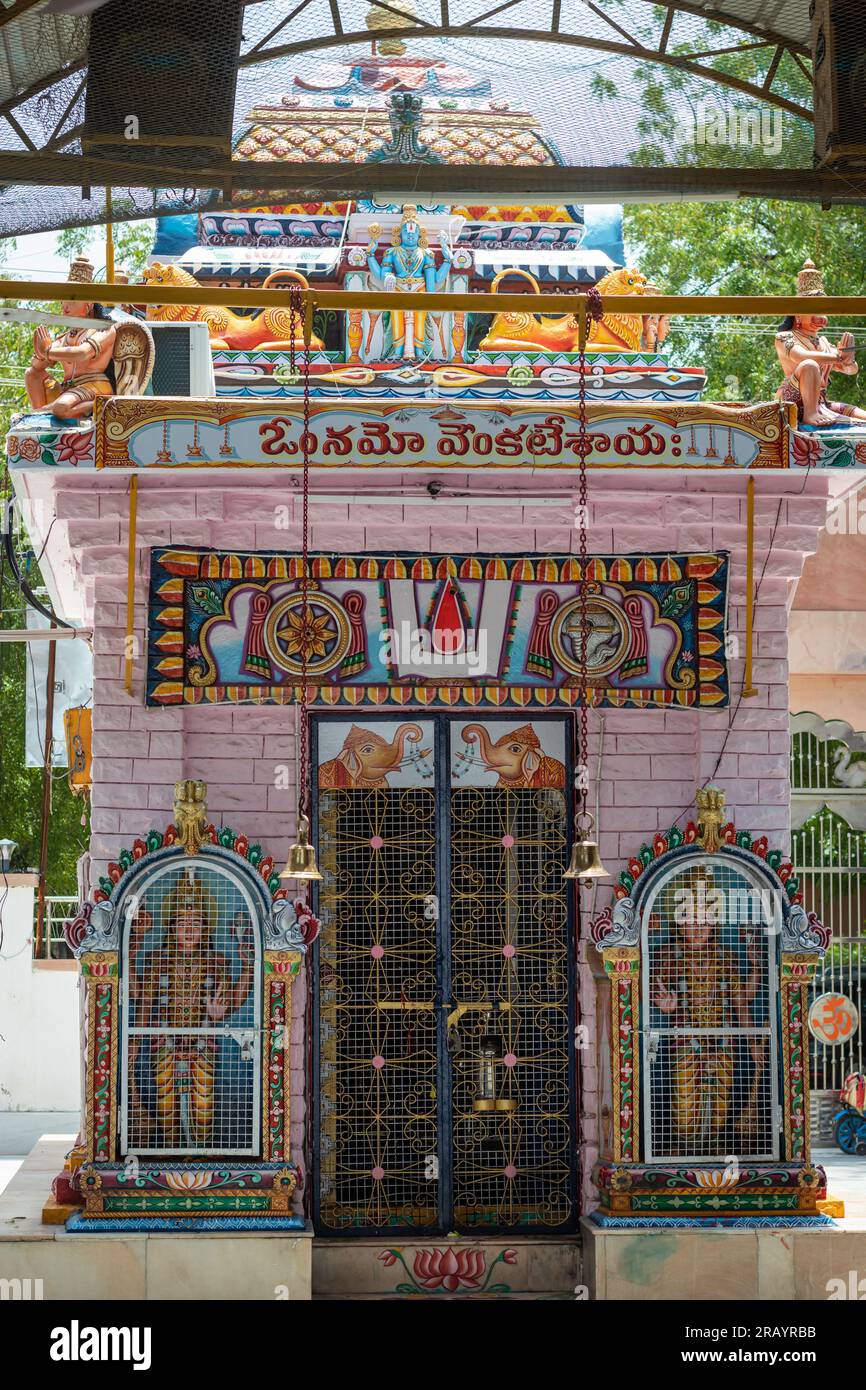indischer Tempel einzigartige Kunst und Architektur am Tag aus flachem Winkel Stockfoto