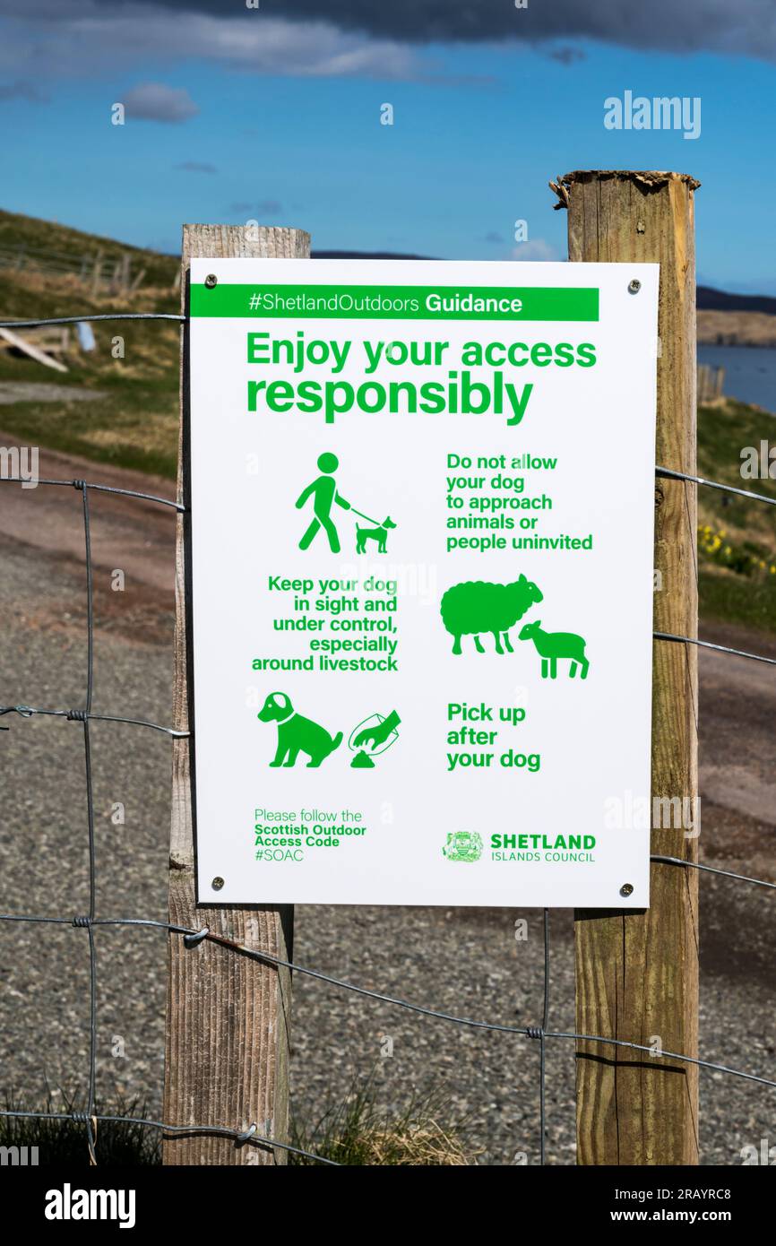 Ein Schild auf den Shetland-Inseln fordert die Menschen auf, den Zugang verantwortungsvoll zu genießen und ihren Hund zu kontrollieren. Stockfoto