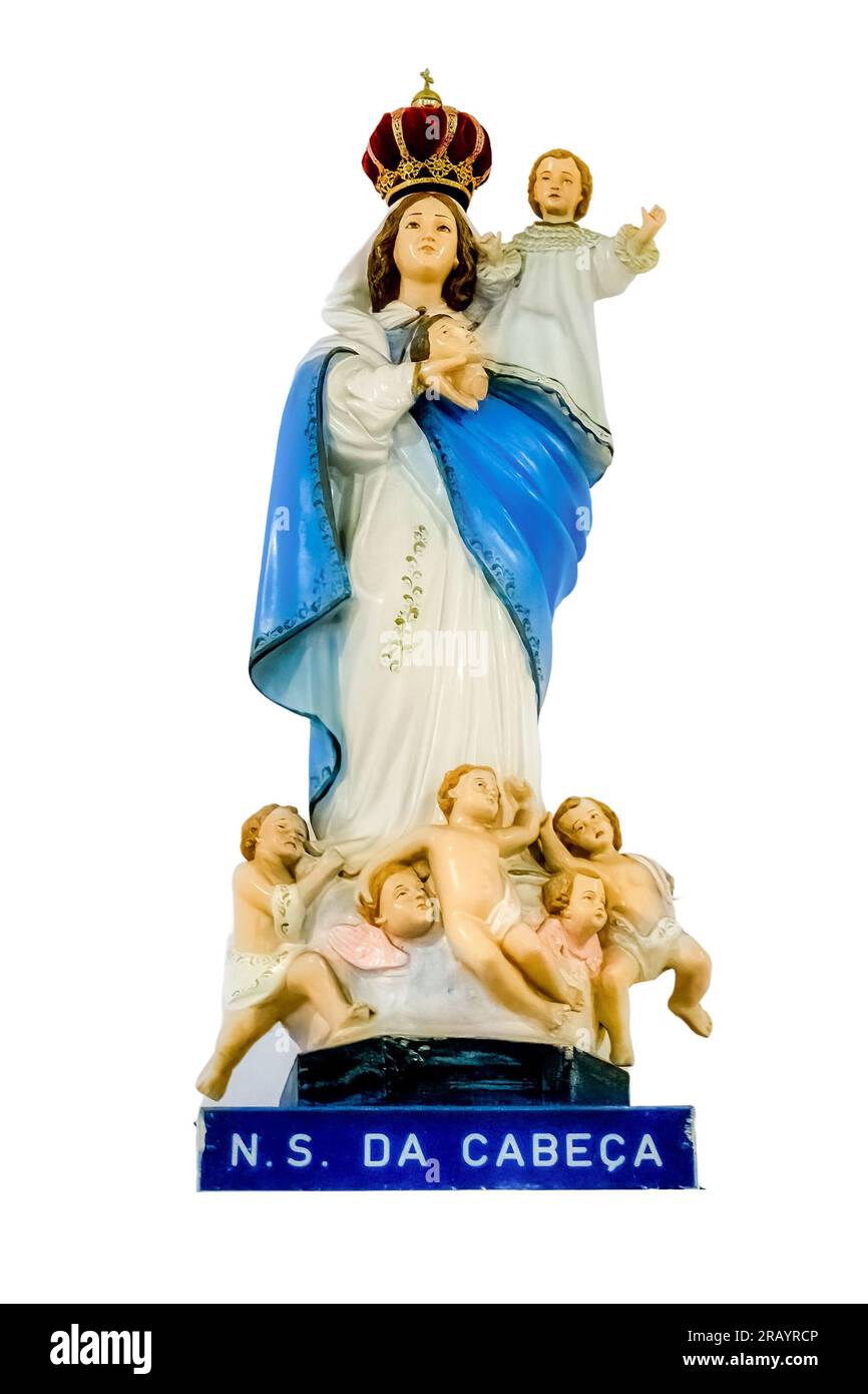 Rio de Janeiro, Brasilien - 15. Juni 2023: Statue der Jungfrau Maria, die ein Kind mit einer Krone auf dem Kopf hält. Fünf Kinder sind zu ihren Füßen versammelt. Stockfoto