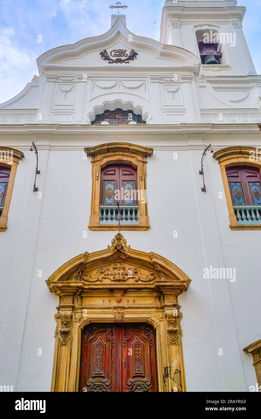 Rio de Janeiro, Brasilien - 15. Juni 2023: Our Lady of Rosary Church. Der niedrige Winkel eines Gebäudes mit einer Holztür und -Fenstern. Die Struktur ist lackiert Stockfoto