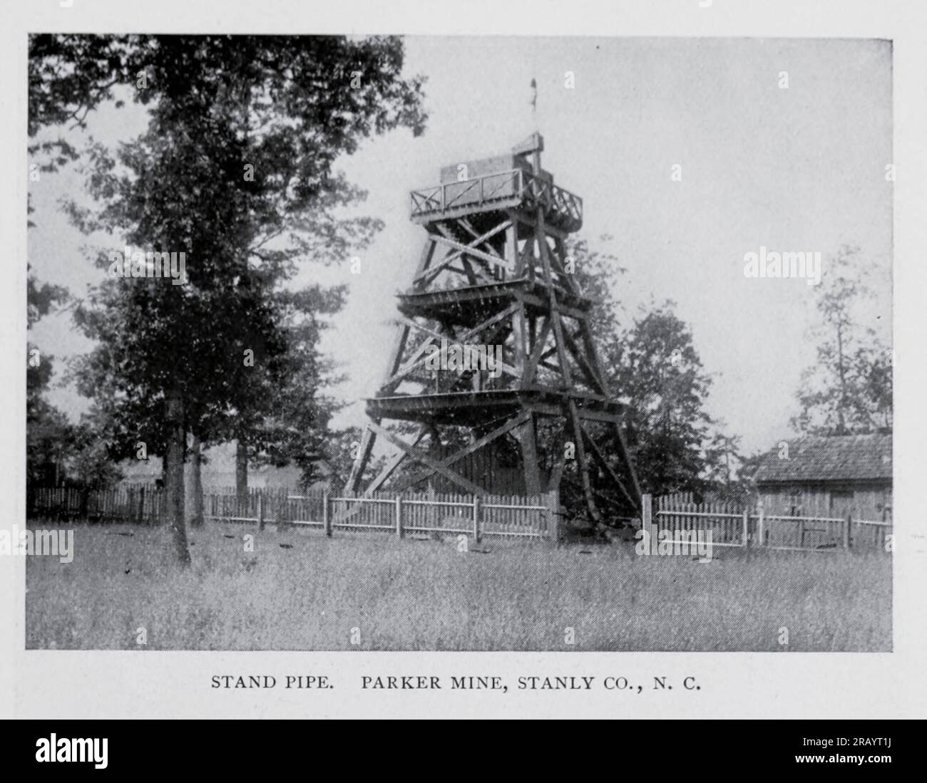 Stand Pipe Parker Mine, Stanly Co., North Carolina, vom Artikel GOLDBERGBAU IN DEN SÜDLICHEN STAATEN. Von H.B.C. Nitse. Aus dem Engineering Magazine, DAS DEM INDUSTRIELLEN FORTSCHRITT GEWIDMET ist Band X Oktober 1896 NEW YORK The Engineering Magazine Co Stockfoto