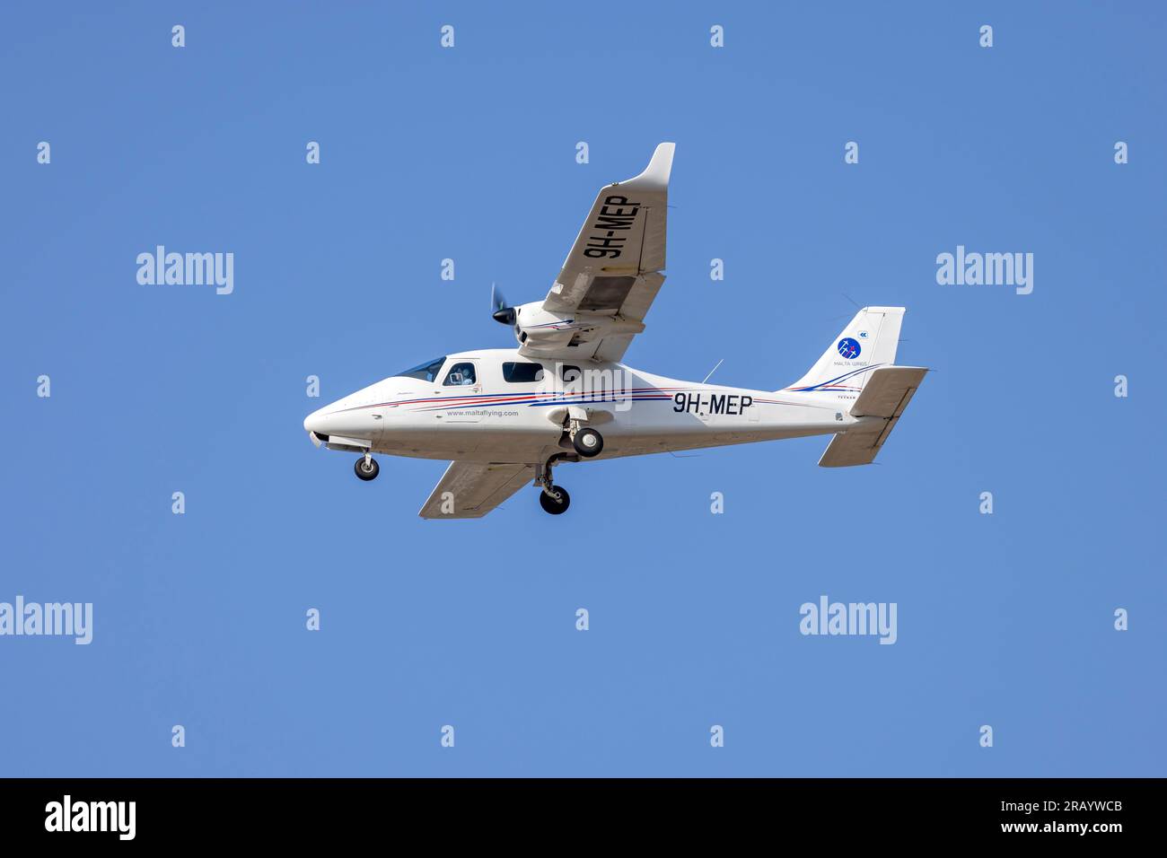 Malta School of Flying Tecnam P2006T Mk II (Reg.: 9H-MEP) nähert sich einer Landung auf dem mittleren Feld. Stockfoto