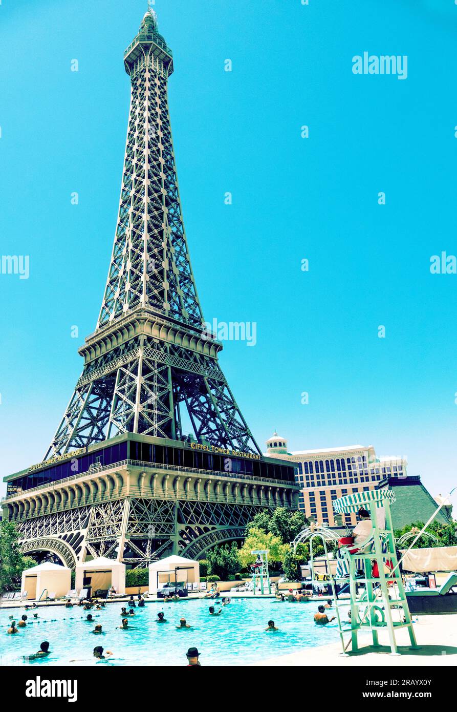 Der Swimmingpool im Paris Hotel und Casino Las Vegas Nevada USA Stockfoto