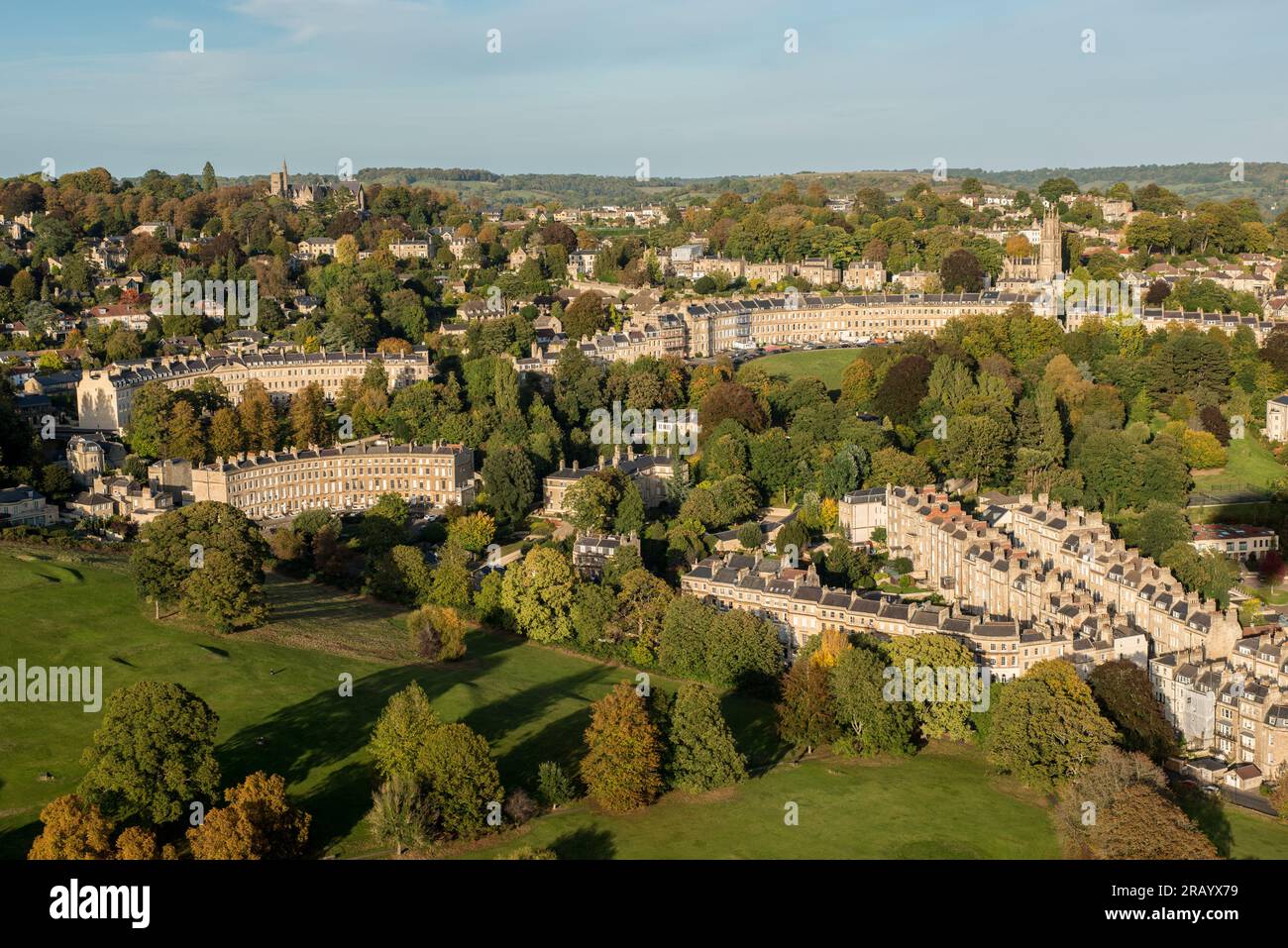 Erhöhte Aussicht auf den Royal Crescent in der Stadt Bath Stockfoto