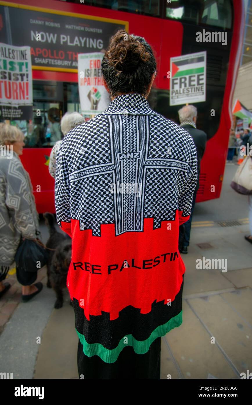 London, Vereinigtes Königreich - Juli 7. 2023: Protest außerhalb der israelischen Botschaft nach der IDF-Operation in der Stadt Dschenin im Westjordanland. Stockfoto