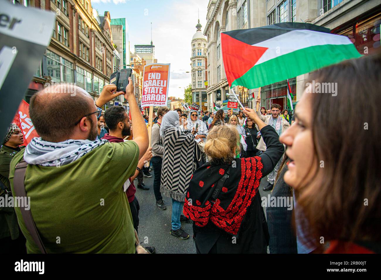 London, Vereinigtes Königreich - Juli 7. 2023: Protest außerhalb der israelischen Botschaft nach der IDF-Operation in der Stadt Dschenin im Westjordanland. Stockfoto