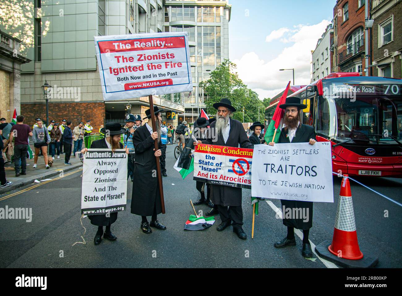London, Vereinigtes Königreich - Juli 7. 2023: Protest außerhalb der israelischen Botschaft nach der IDF-Operation in der Stadt Dschenin im Westjordanland. Stockfoto