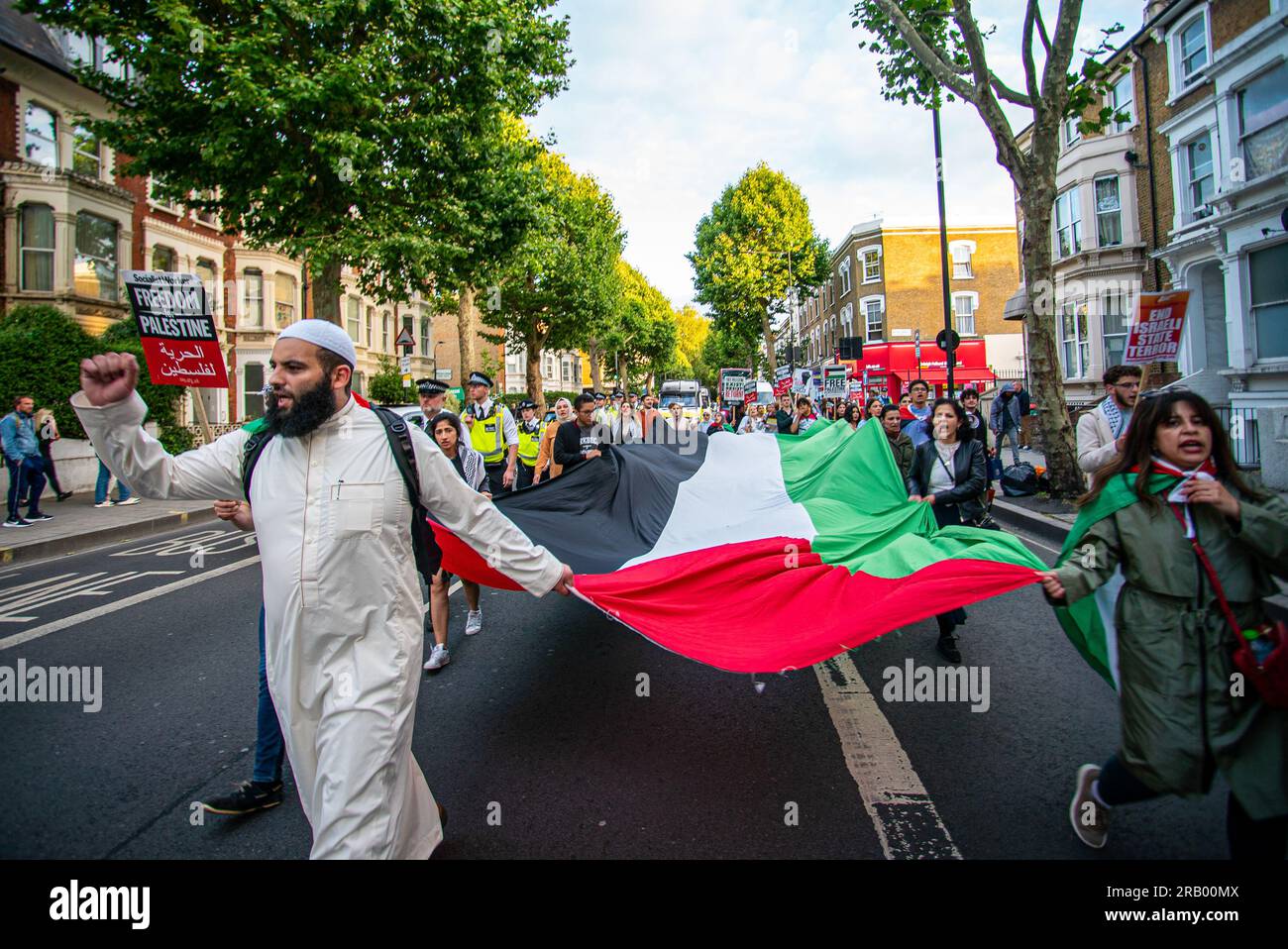 London, Vereinigtes Königreich - Juli 7. 2023: Protest außerhalb der israelischen Botschaft nach der IDF-Operation in der Stadt Dschenin im Westjordanland. Stockfoto