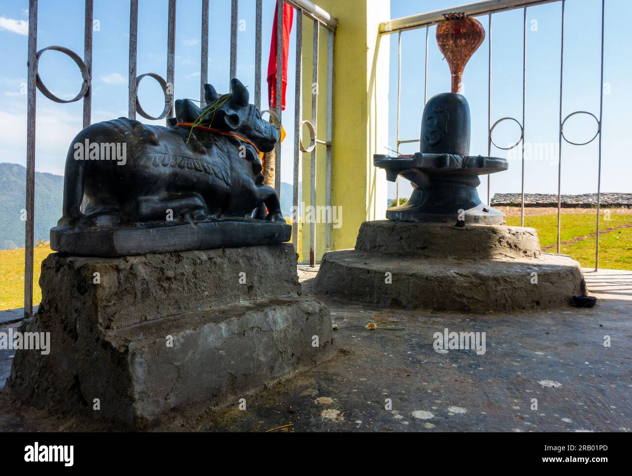 Juni 28. 2023, Nagthat, Uttarakhand, Indien. Schwarzer Stein Shiva Linga, ein heiliges Symbol von Lord Shiva, begleitet von einem Nandi Ochse, der für Hingabe steht Stockfoto