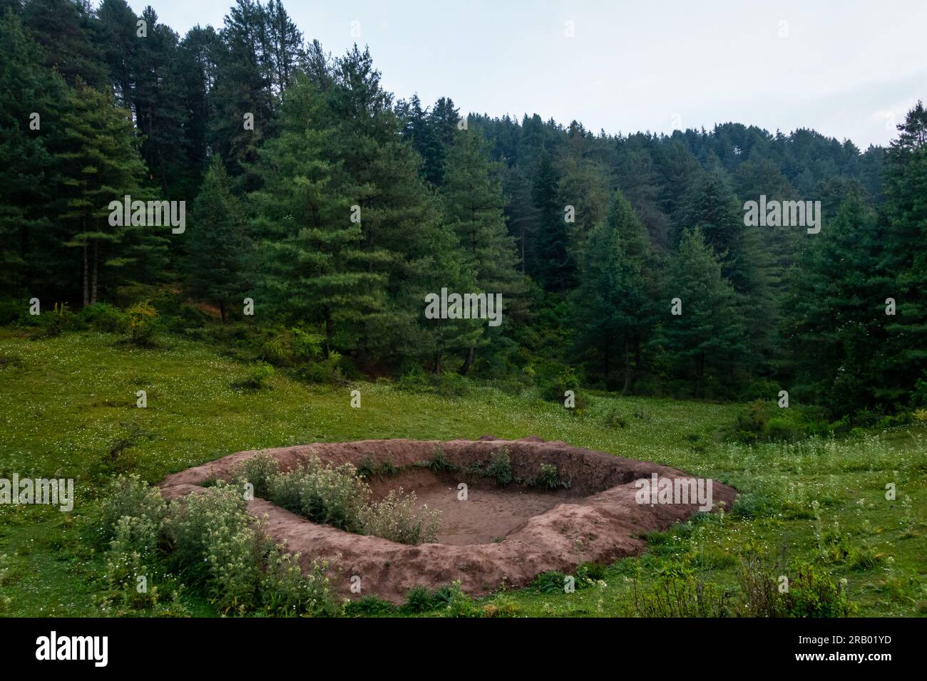 Ein Wassertank mitten in einem Wald, der von der Forstbehörde für wilde Tiere ausgegraben wurde. Uttarakhand Indien. Stockfoto