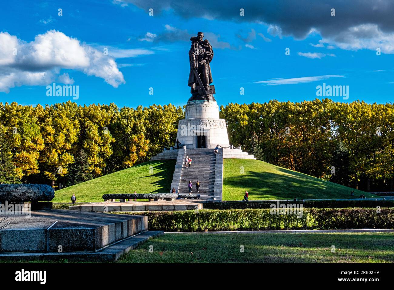 Bronze 12 Meter hohe Skulptur des sowjetischen Soldaten von Sowjet Bildhauer Jewgeni Vuchetich am sowjetischen Kriegsdenkmal in Treptow Park, Berlin, Deutschland Stockfoto
