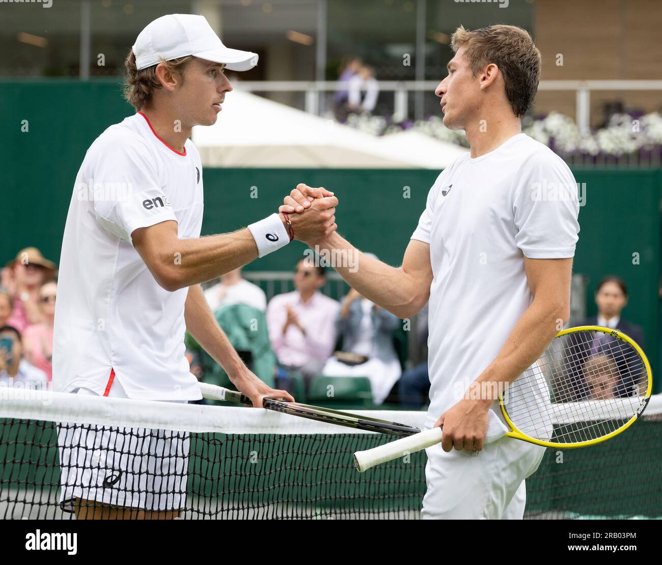 London, Großbritannien. 06. Juli 2023. Australischer Alex De Minaur und belgischer Kimmer Coppejans, die nach dem zweiten Teil des Spiels zwischen belgischen Coppejans und australischem De Minaur in der ersten Runde der Men's Singles beim Grand Slam Tennis Turnier 2023 in Wimbledon im All England Tennis Club im Südwesten Londons, Großbritannien, Donnerstag, 06. Juli 2023. Wegen des schlechten Wetters musste das Spiel dienstags und mittwochs unterbrochen werden und viele Spiele mussten verschoben werden. BELGA FOTO BENOIT DOPPAGNE Kredit: Belga News Agency/Alamy Live News Stockfoto