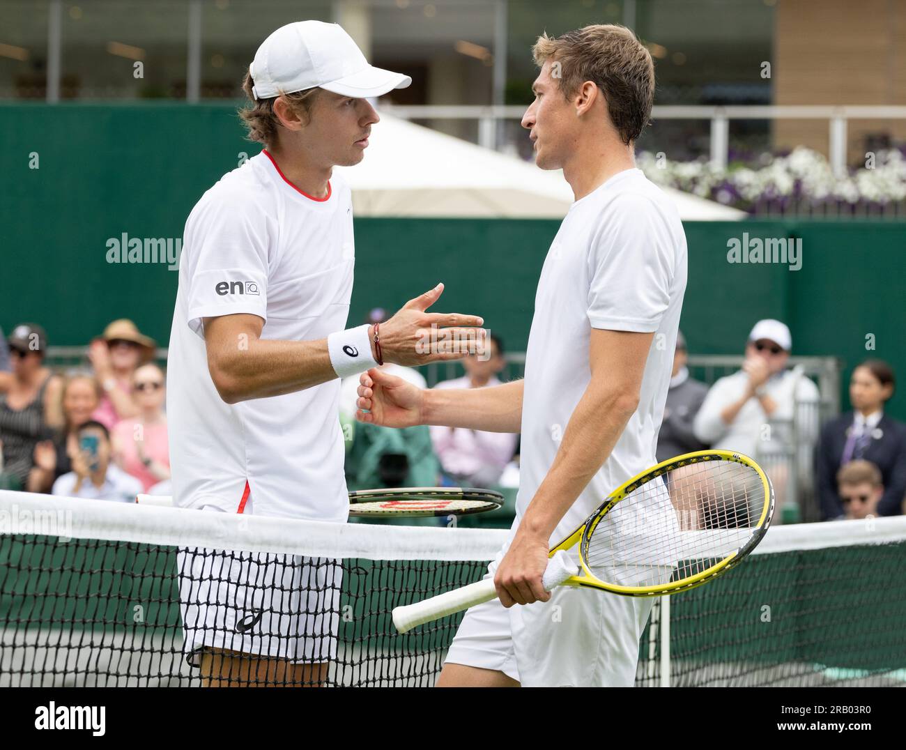 London, Großbritannien. 06. Juli 2023. Australischer Alex De Minaur und belgischer Kimmer Coppejans, die nach dem zweiten Teil des Spiels zwischen belgischen Coppejans und australischem De Minaur in der ersten Runde der Men's Singles beim Grand Slam Tennis Turnier 2023 in Wimbledon im All England Tennis Club im Südwesten Londons, Großbritannien, Donnerstag, 06. Juli 2023. Wegen des schlechten Wetters musste das Spiel dienstags und mittwochs unterbrochen werden und viele Spiele mussten verschoben werden. BELGA FOTO BENOIT DOPPAGNE Kredit: Belga News Agency/Alamy Live News Stockfoto