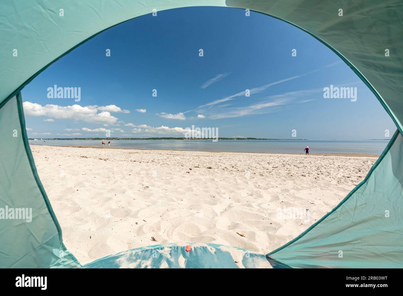 Blick von innen auf den wunderschönen weißen Sandstrand an der Ostsee am Flensburger Förde in Norddeutschland Stockfoto