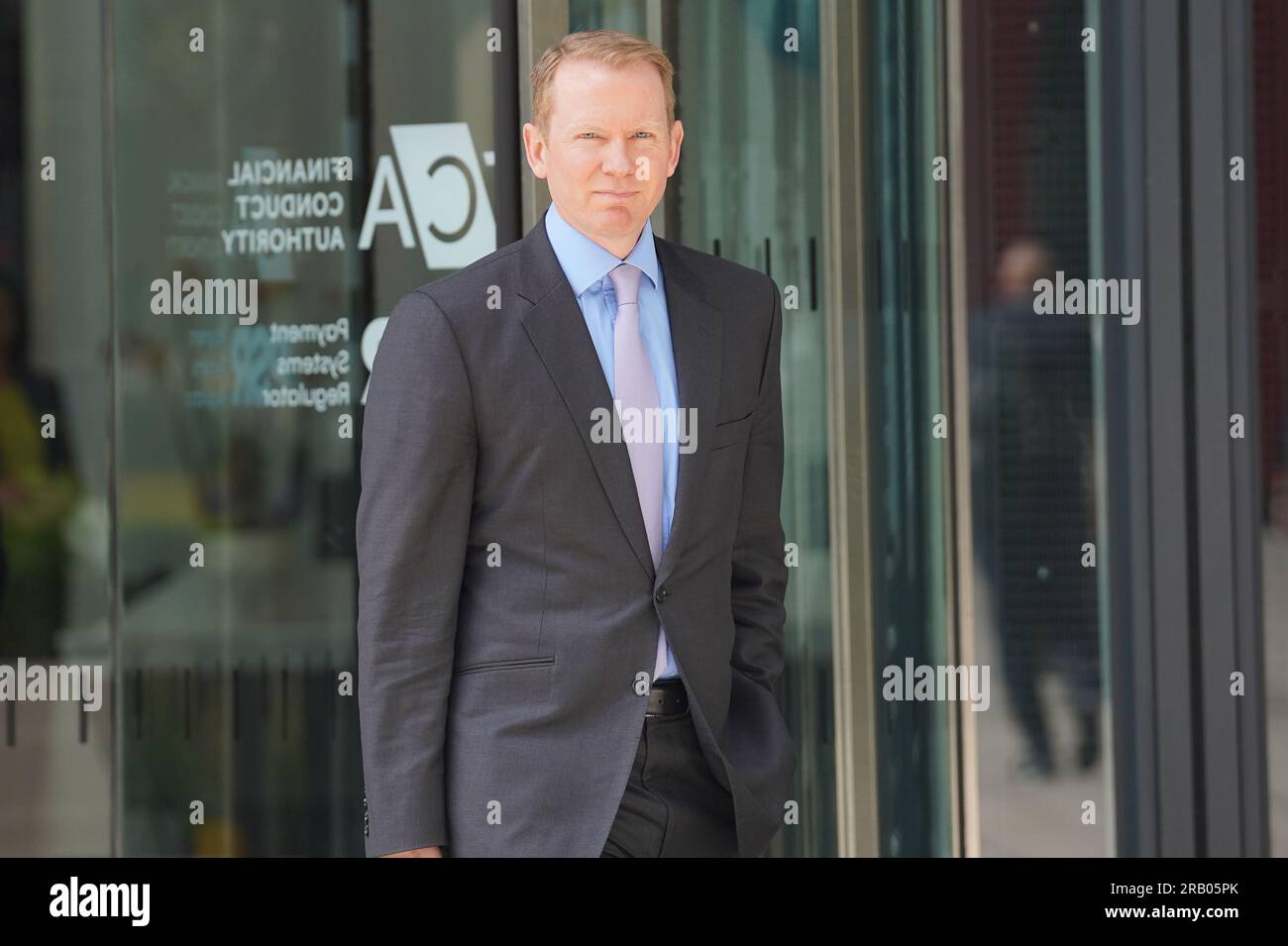 Charlie Nunn, Managing Director der Lloyds Banking Group, verlässt die Büros der Financial Conduct Authority (FCA) in London, wo Bankchefs mit FCA-Beamten zusammentreffen, um Bedenken bezüglich der Zinssätze für Sparer, die hinter den Hypothekenkosten zurückbleiben, mit Bossen von HSBC, NatWest, Lloyds und Barclays wollten kommen. Foto: Donnerstag, 6. Juli 2023. Stockfoto