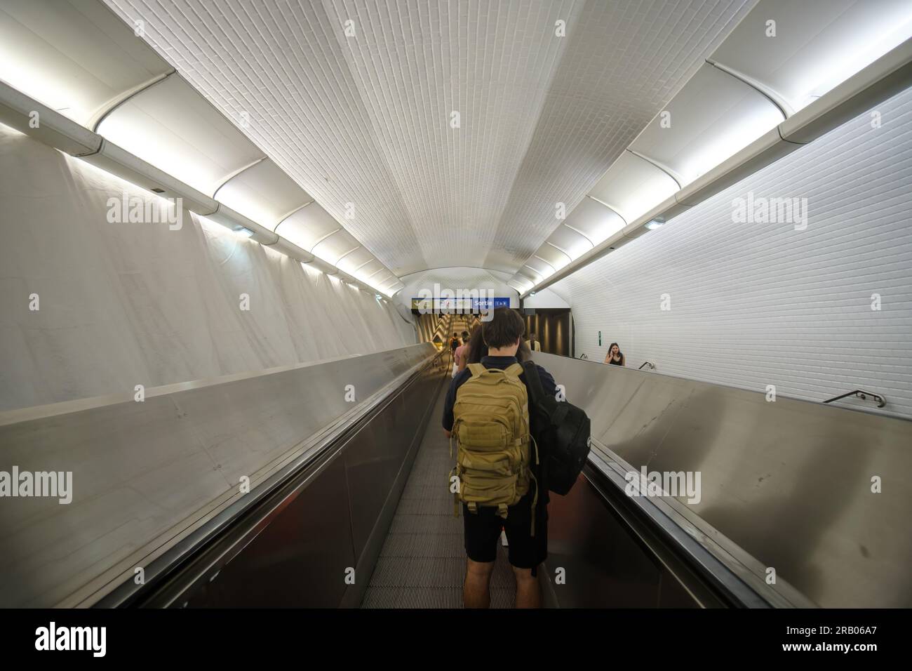 Paris, Frankreich - 25. Juni 2023 : Menschen, die die U-Bahn-Rolltreppen in Paris, Frankreich, benutzen Stockfoto