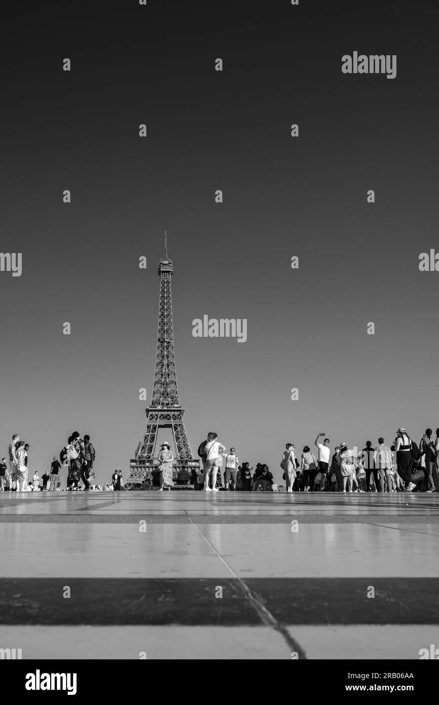 Paris, Frankreich - 25. Juni 2023 : Panoramablick auf den Eiffelturm von Paris, Frankreich in Schwarz und Weiß Stockfoto