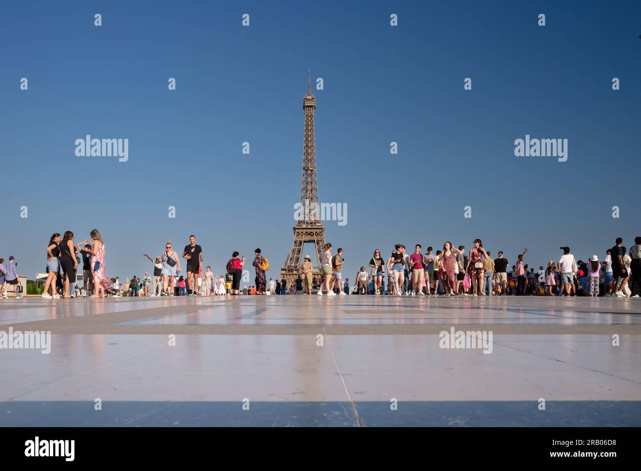 Paris, Frankreich - 25. Juni 2023 : Panoramablick auf den Eiffelturm von Paris, Frankreich Stockfoto