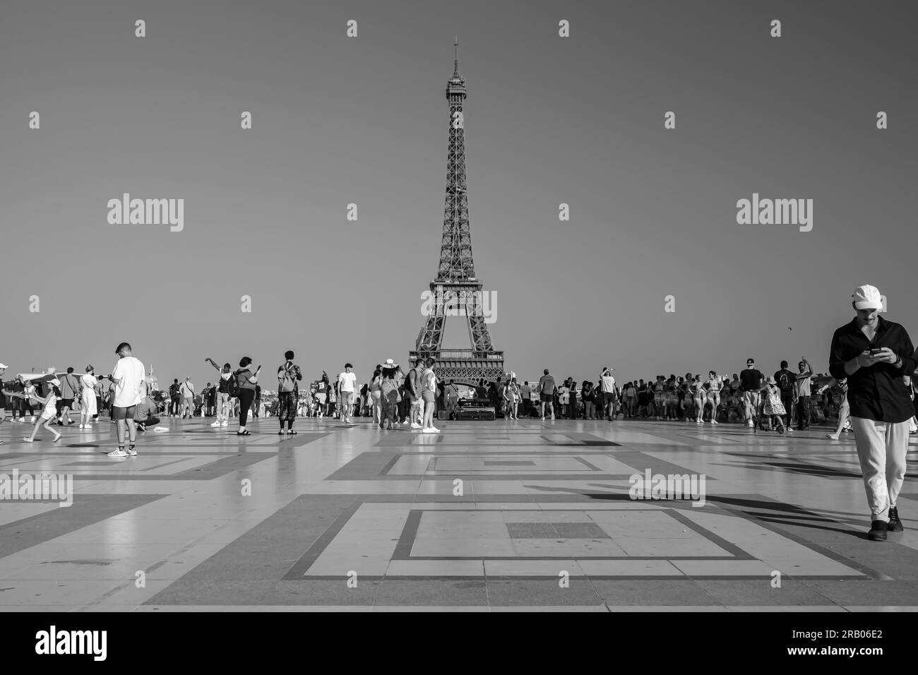 Paris, Frankreich - 25. Juni 2023 : Panoramablick auf den Eiffelturm von Paris, Frankreich in Schwarz und Weiß Stockfoto