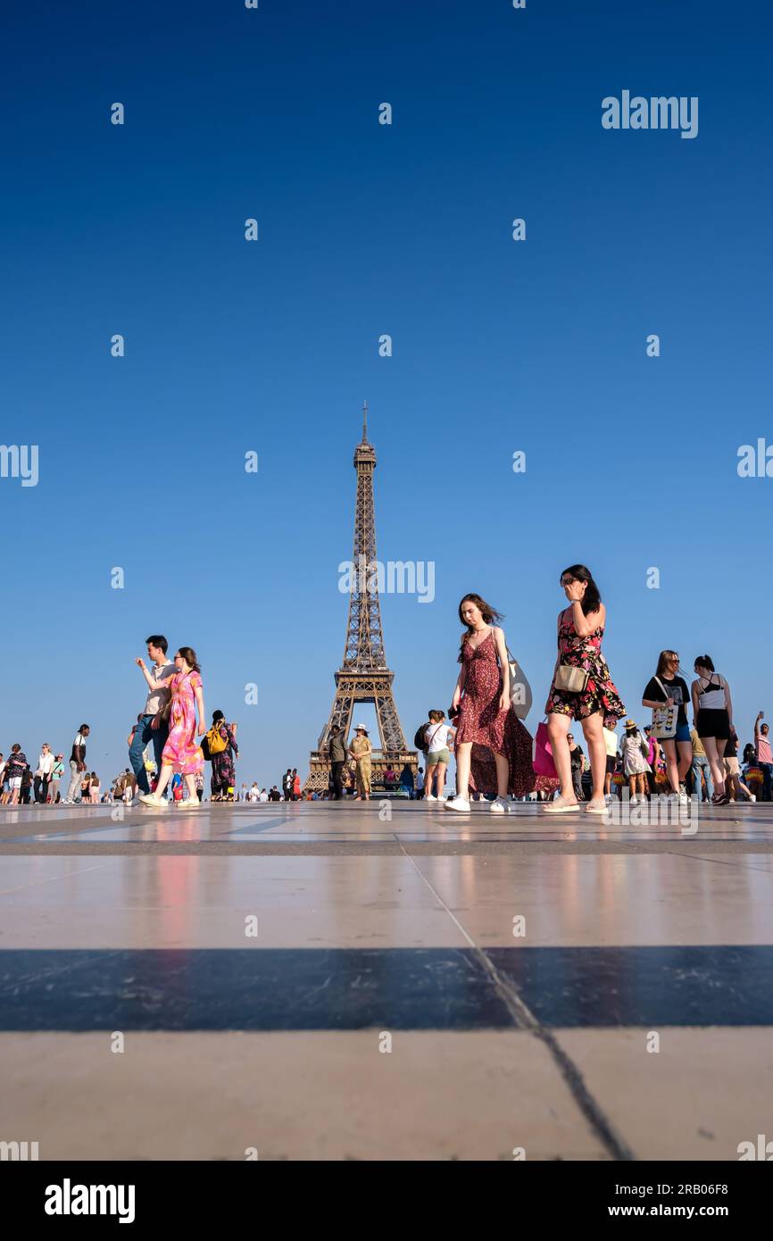Paris, Frankreich - 25. Juni 2023 : Panoramablick auf den Eiffelturm von Paris, Frankreich Stockfoto