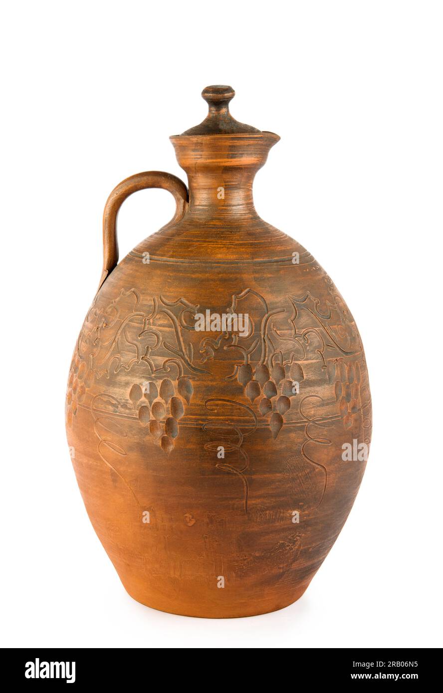 Kanne (Amphora) aus Ton, isoliert auf weißem Hintergrund. Vertikales Foto. Stockfoto