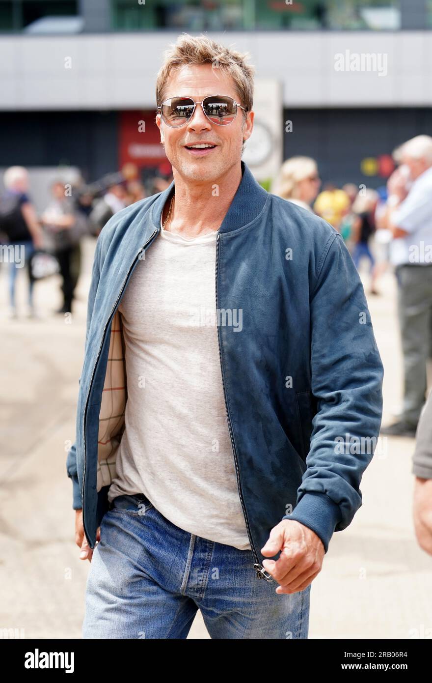 Schauspieler Brad Pitt filmt auf der Rennstrecke für den bevorstehenden Film Apex aus dem Jahr F1, auf der Koppel, am Tag vor dem britischen Grand Prix 2023 in Silverstone, Towcester. Foto: Donnerstag, 6. Juli 2022. Stockfoto